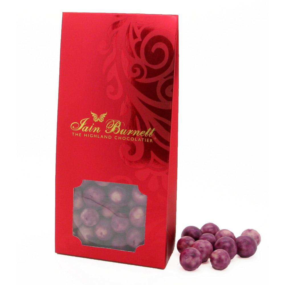 Grosellas negras bañadas en chocolate blanco